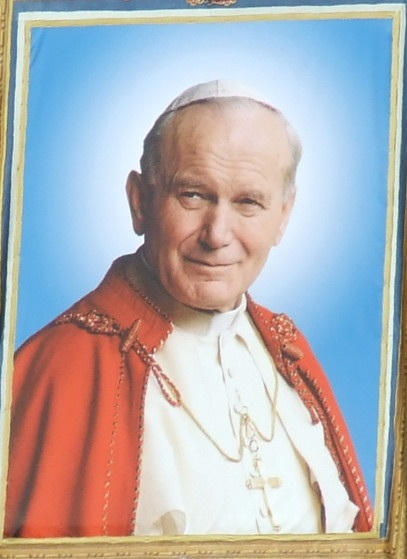 Папа Иоанн Павел II: Епископ в белом под Материнской защитой Богородицы