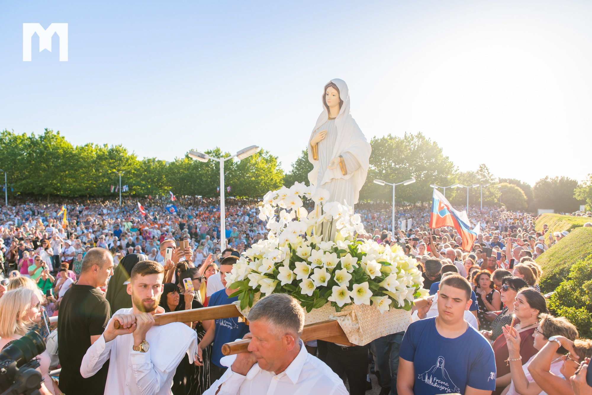 Процессия со статуей Богородицы. 41-а годовщина явлений Царицы мира в Меджугорье 25.6.2022